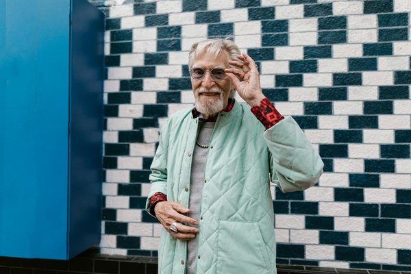 Comment sélectionner des boucles d"oreilles délicates pour un style minimaliste élégant ?